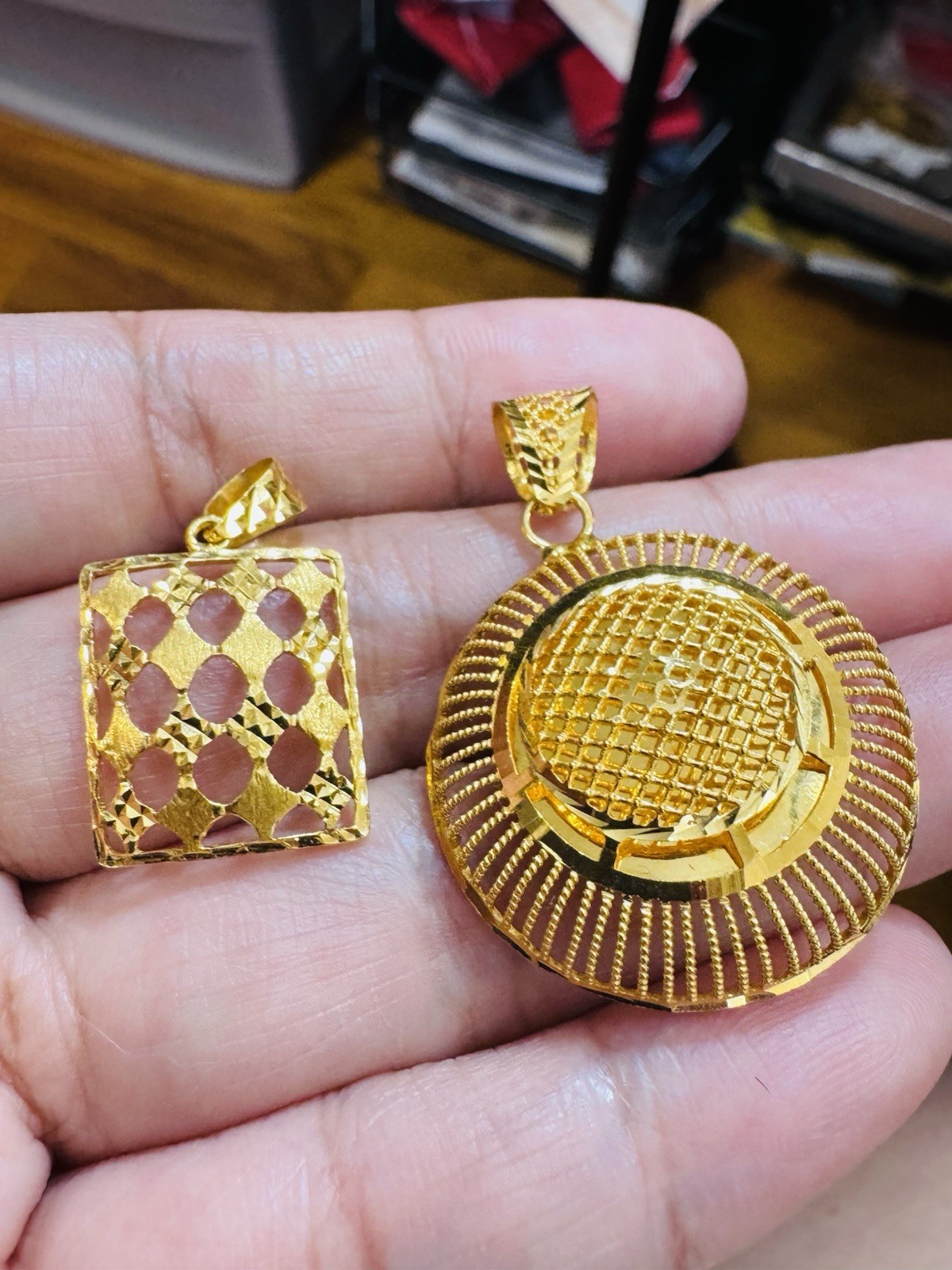 22K 916 22C Real Gold Two Set of Pendant 1 x Rectangle & 1x Round 6.94g