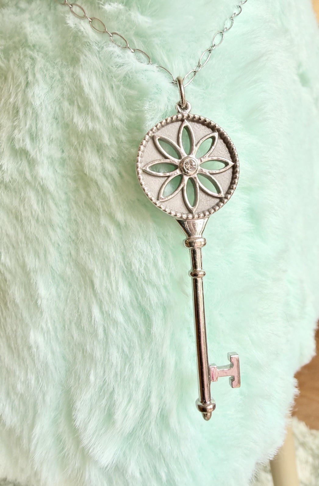 Tiffany & Co. 18K White Gold Diamond Daisy Key Necklace AU750 Retired