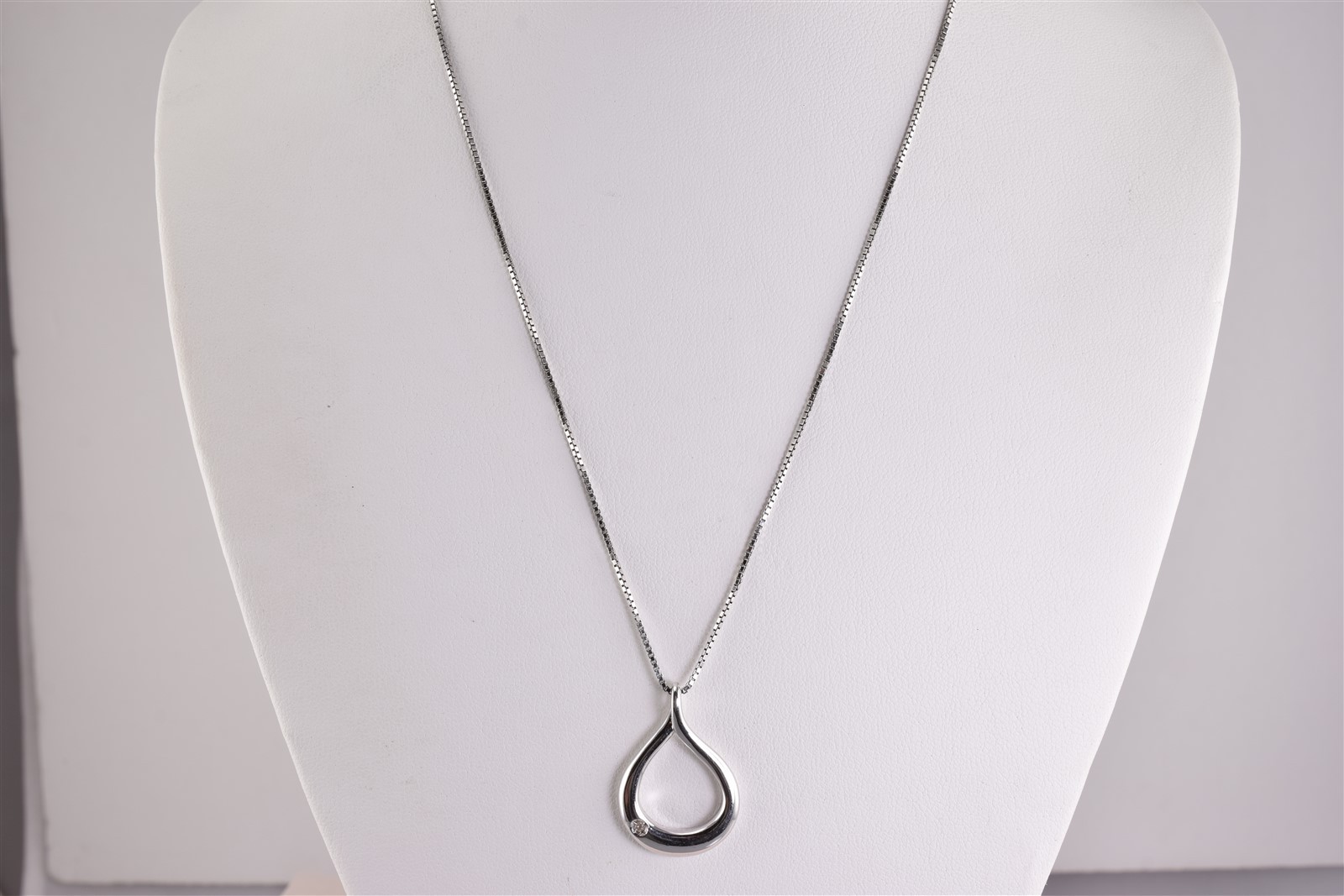 Hot Diamonds Sterling Silver 26mm x 18mm Diamond Accent Heart Pendant 18″ Chain