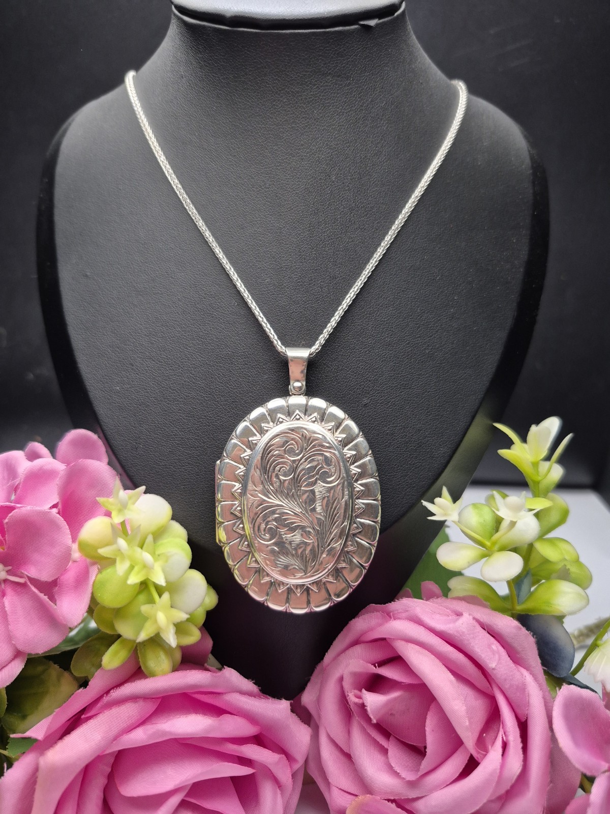 LOCKET – Large Vintage Oval Double Photo Locket/Keepsake with 30″ Chain.