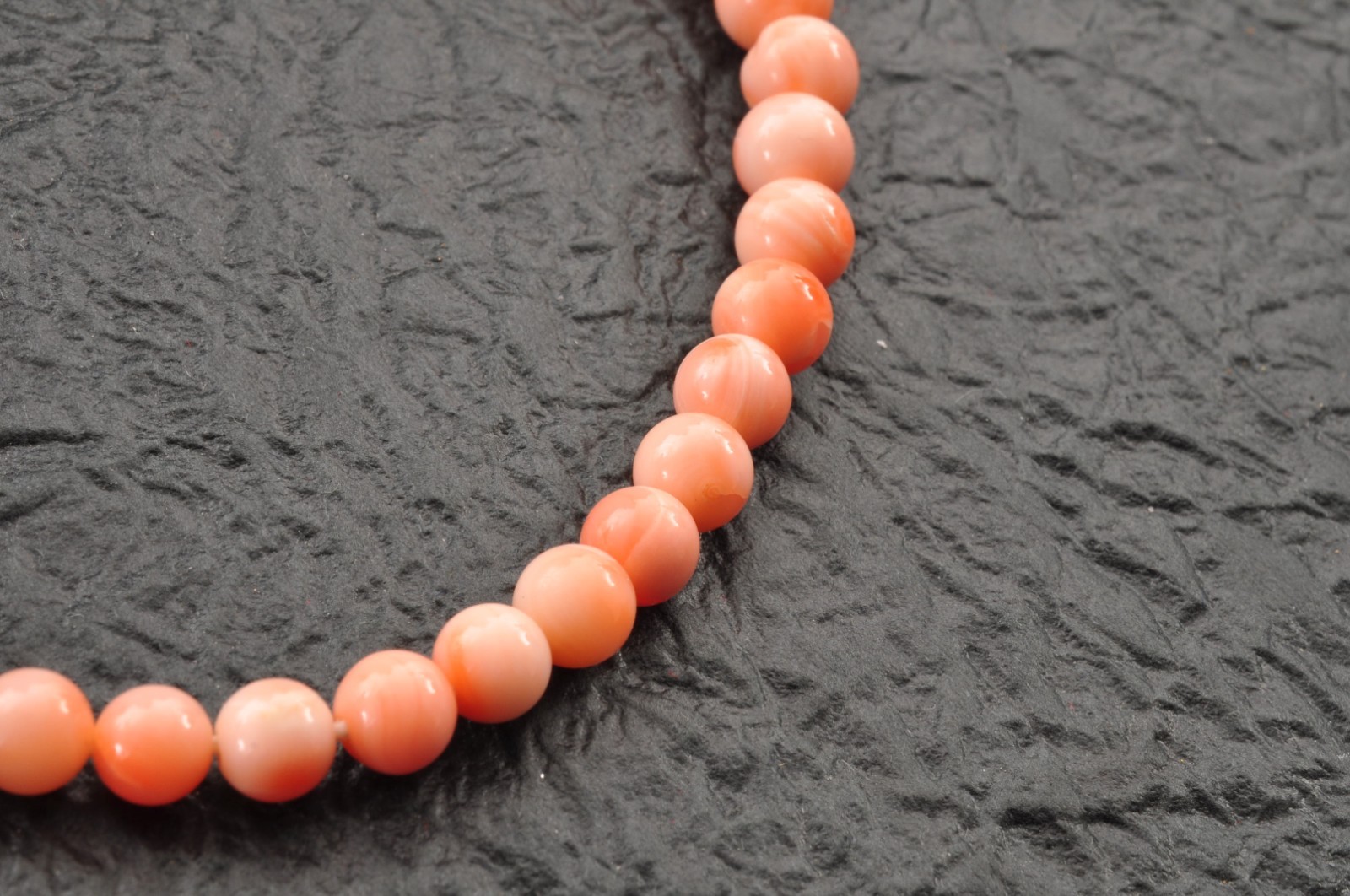 Vintage Angel skin coral Necklace and ear clip set (17.3in 192ct) Certificate.