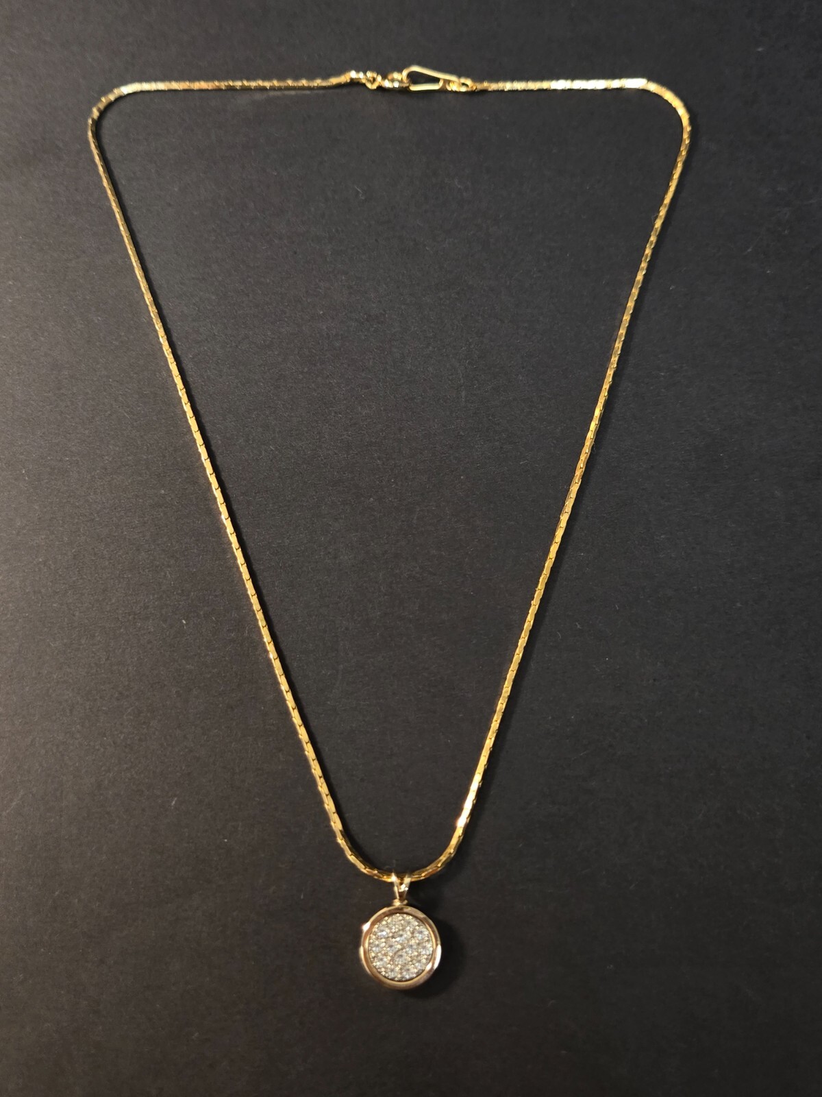 VTG Unbranded Gold Color Round Pendant Necklace 18″