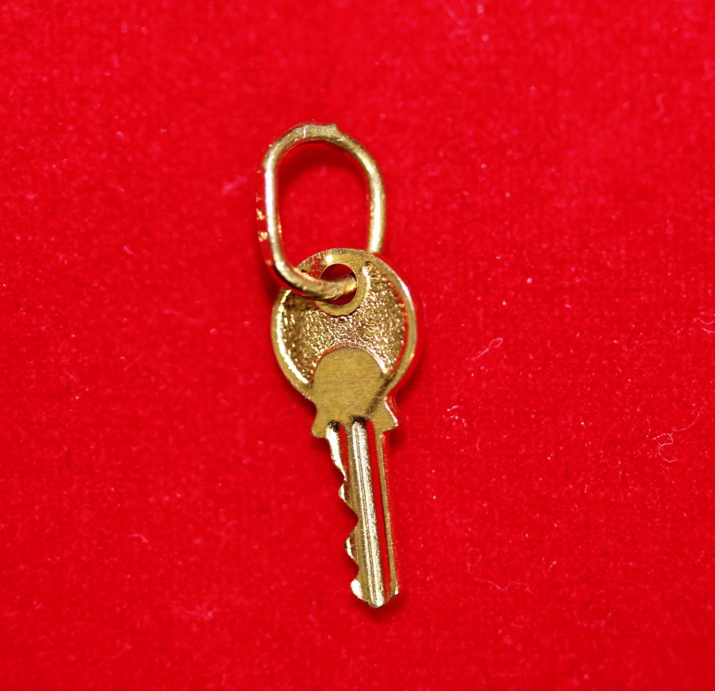 NEW 9ct Yellow Gold Key Charm 9K Pendant 375 Open Lock Doors Accepted Kingdom