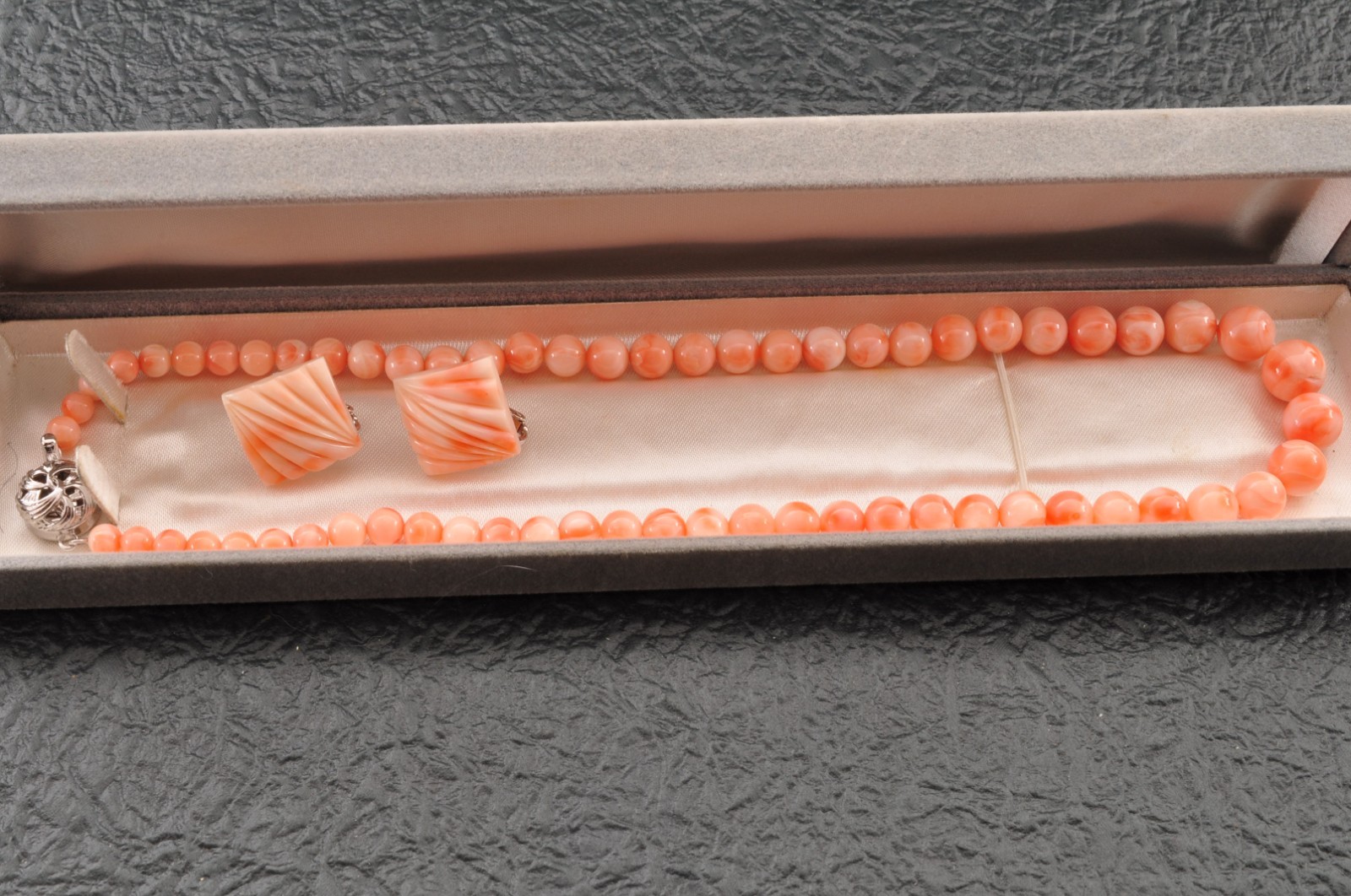 Vintage Angel skin coral Necklace and ear clip set (17.3in 192ct) Certificate.