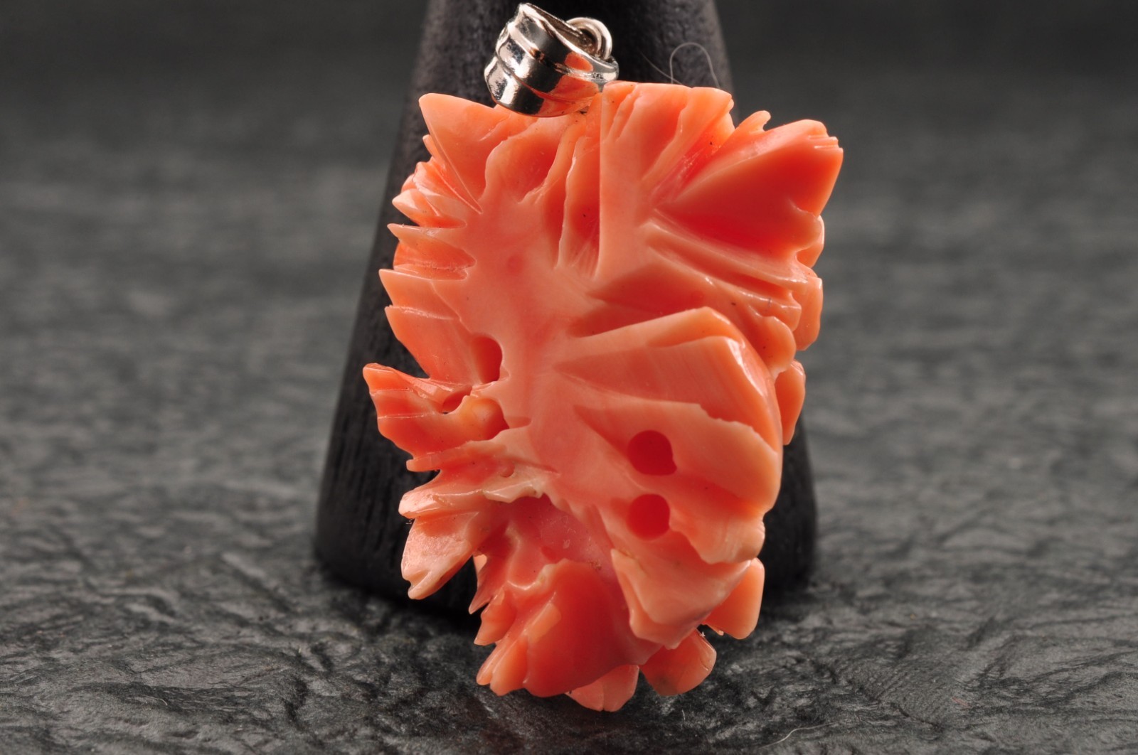 Certification Salmon pink coral pendant top carved Floral pattern (26mm, 31.0ct)