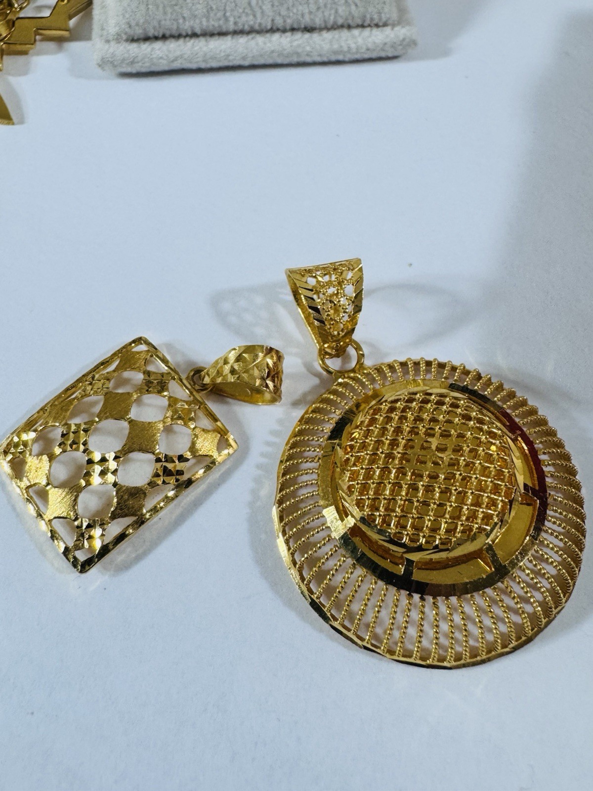 22K 916 22C Real Gold Two Set of Pendant 1 x Rectangle & 1x Round 6.94g