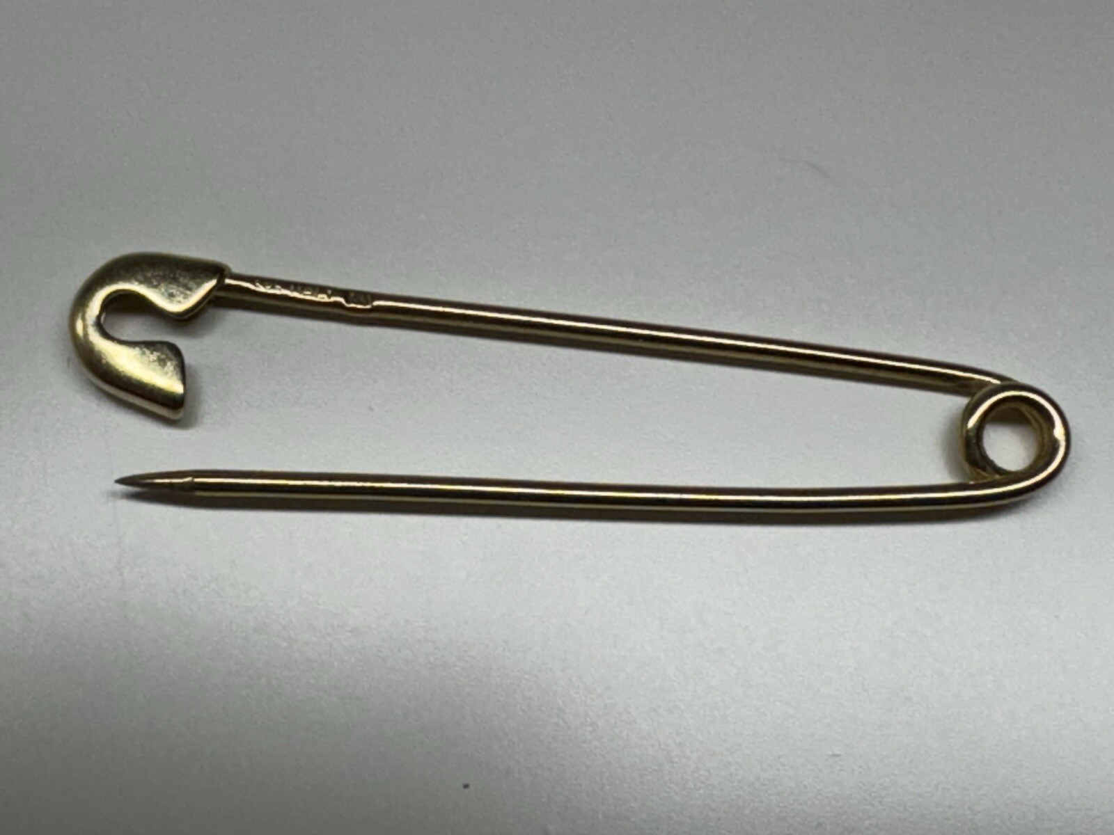 14 karat solid yellow gold pin made in italy