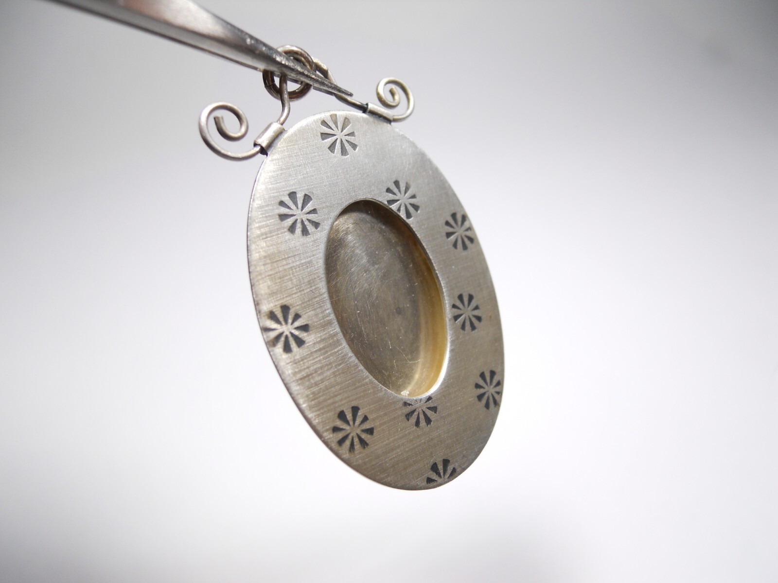 HANDMADE OVAL GEOMETRIC PHOTO PICTURE FRAME PENDANT CHARM STERLING SILVER 925 .