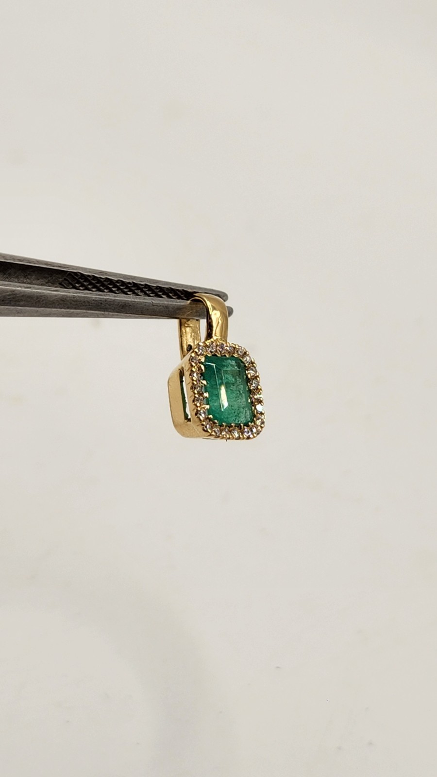 Pendiente en oro de 18k con Esmeraldas Colombianas Naturales, Diamantes Marquesa
