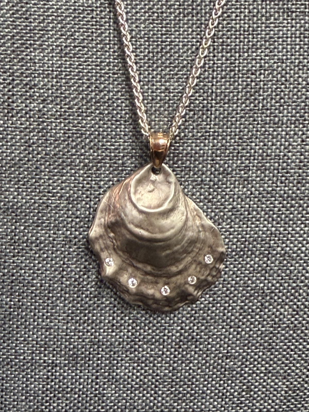 UNIQUE STERLING OYSTER SHELL -SHAPED DIAMOND PENDANT 14K BALE 20″ NECKLACE 17.0G