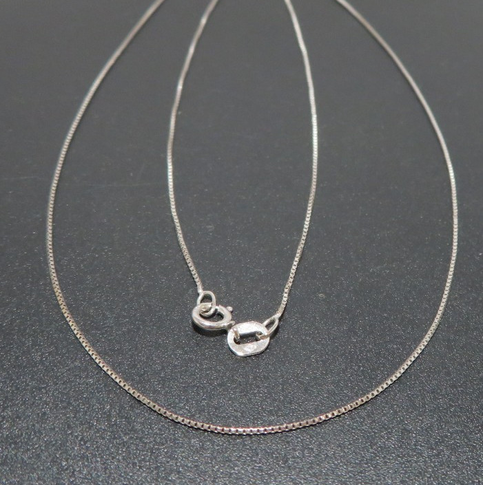 14K WG THIN BOX LINK CHAIN 18.5″ LONG 0.53 MM THICK 1.00 gram (A21996-2)