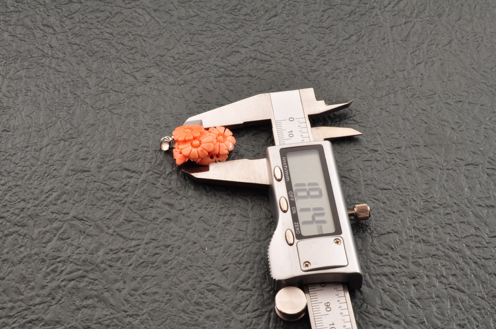 Certification Salmon pink coral pendant top carved Floral pattern (26mm, 31.0ct)