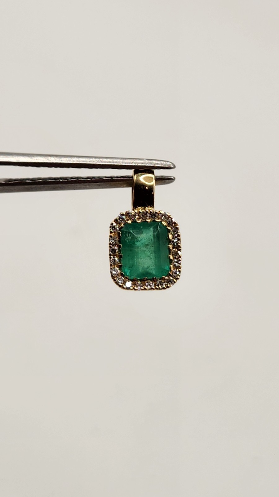 Pendiente en oro de 18k con Esmeraldas Colombianas Naturales, Diamantes Marquesa