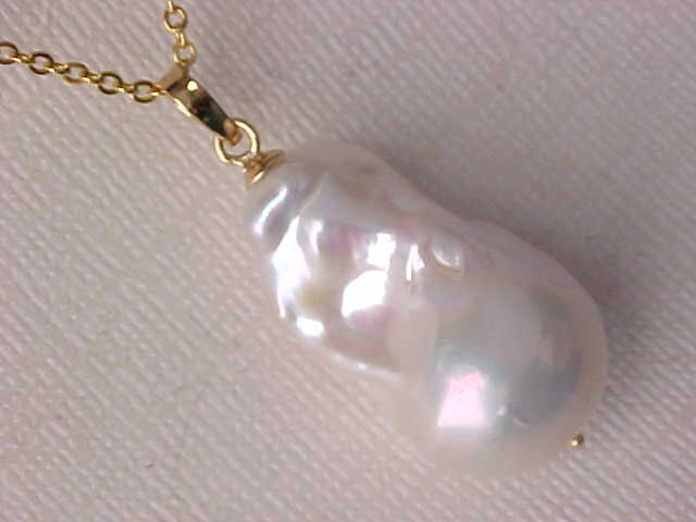 16MM X 27MM AAA BAROGUE WHITE PEARL PENDANT SOLID 18K YELLOW GOLD