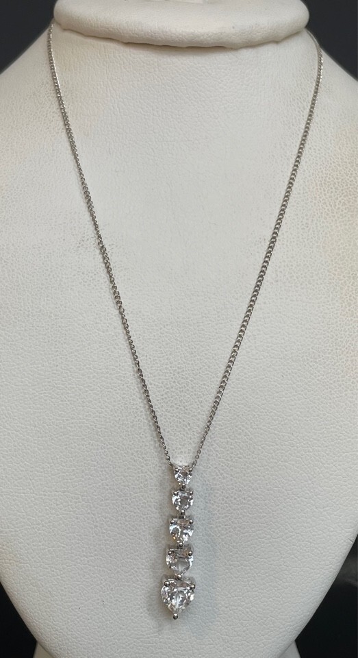 WHITE GOLD COLORLESS SAPPHITE HEARTS DESIGN PENDANT NECKLACE