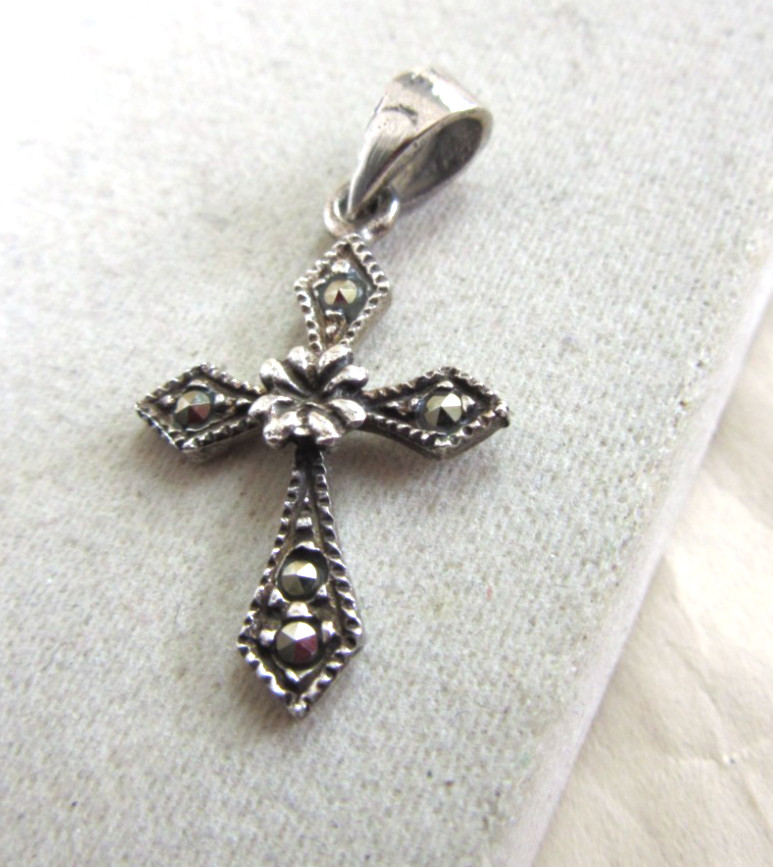 CW 925 silver and marcasite small cross pendant, 1.3 grms
