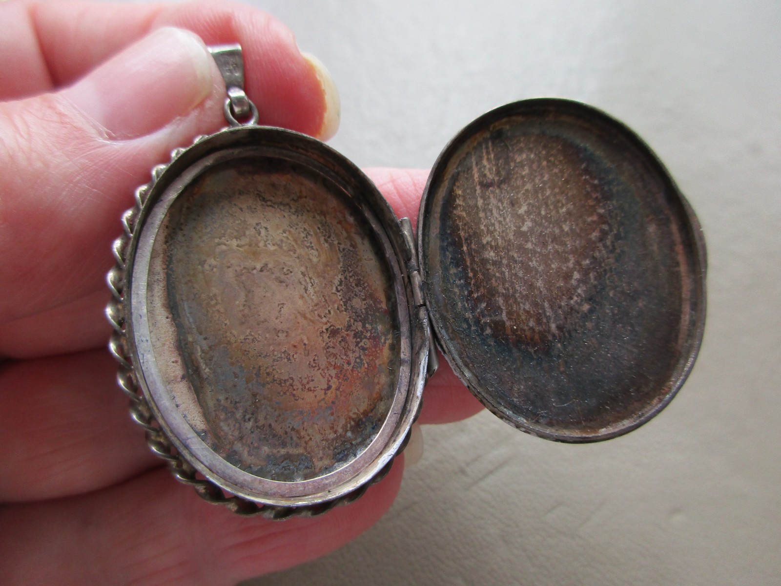 ANTIQUE VINTAGE LARGE UK STERLING SILVER PHOTO KEEPSAKE LOCKET FOB CHARM PENDANT