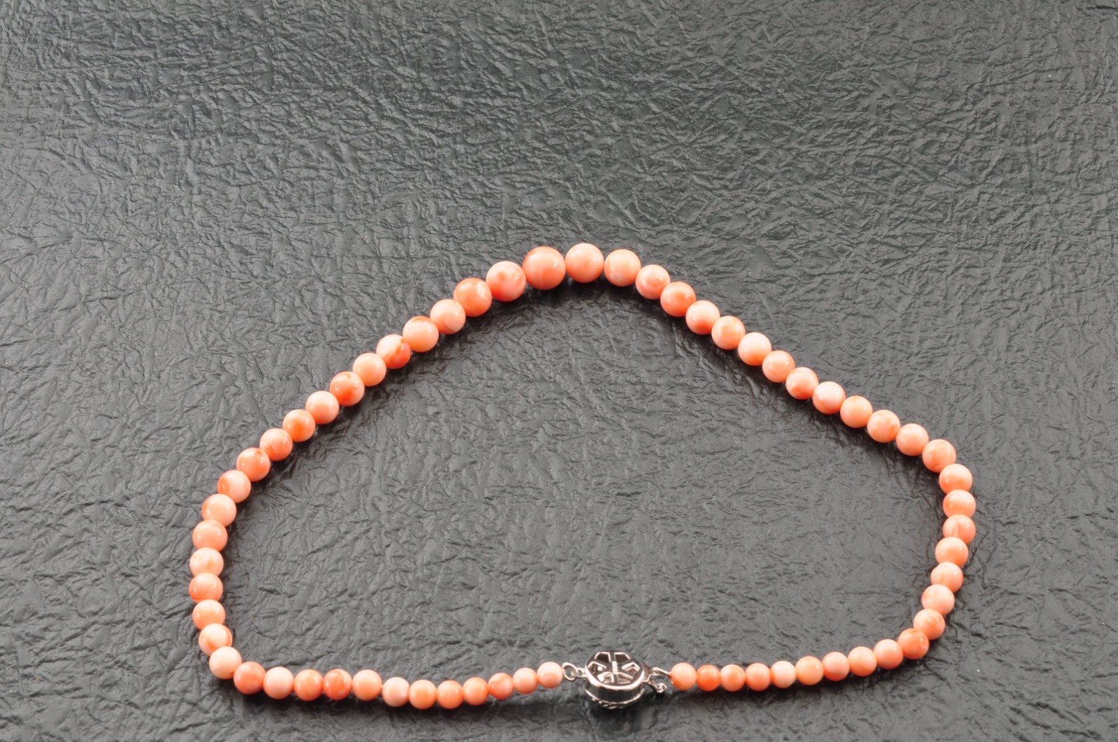 Vintage Angel skin coral Necklace and ear clip set (17.3in 192ct) Certificate.