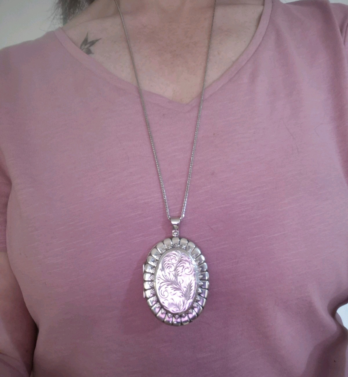 LOCKET – Large Vintage Oval Double Photo Locket/Keepsake with 30″ Chain.