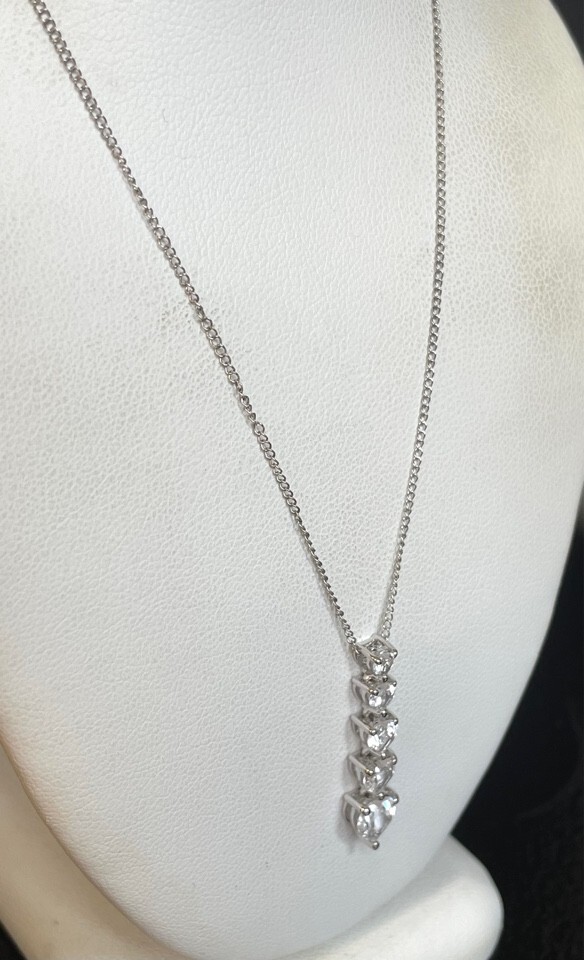 WHITE GOLD COLORLESS SAPPHITE HEARTS DESIGN PENDANT NECKLACE