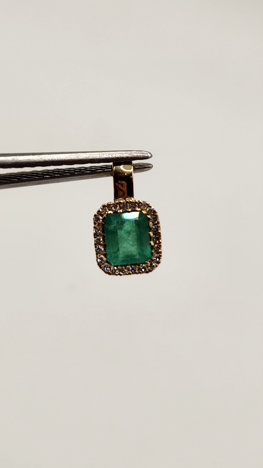 Pendiente en oro de 18k con Esmeraldas Colombianas Naturales, Diamantes Marquesa