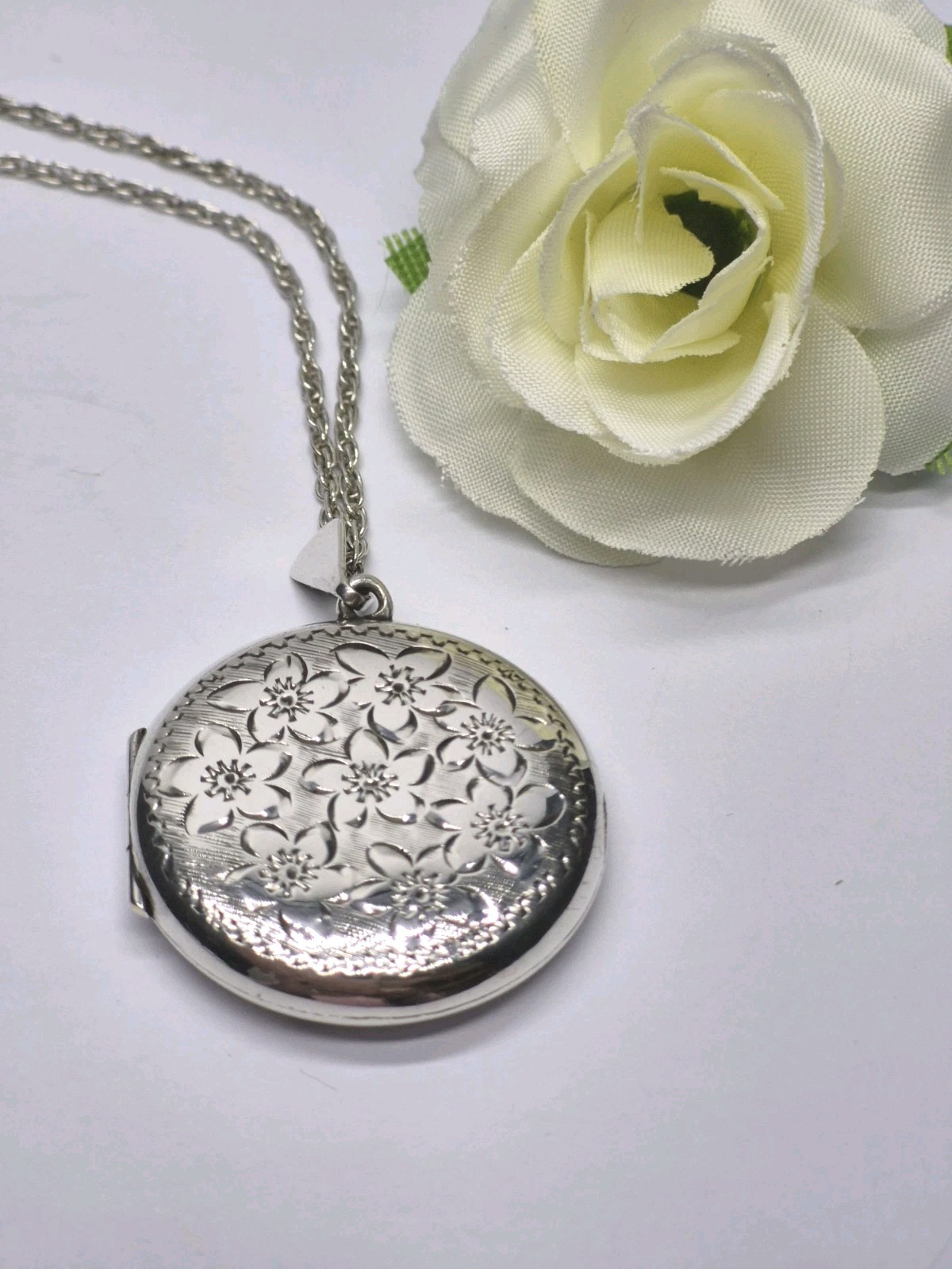 LOCKET – Vintage Hallmarked Sterling Silver Round Double Photo Locket Necklace.