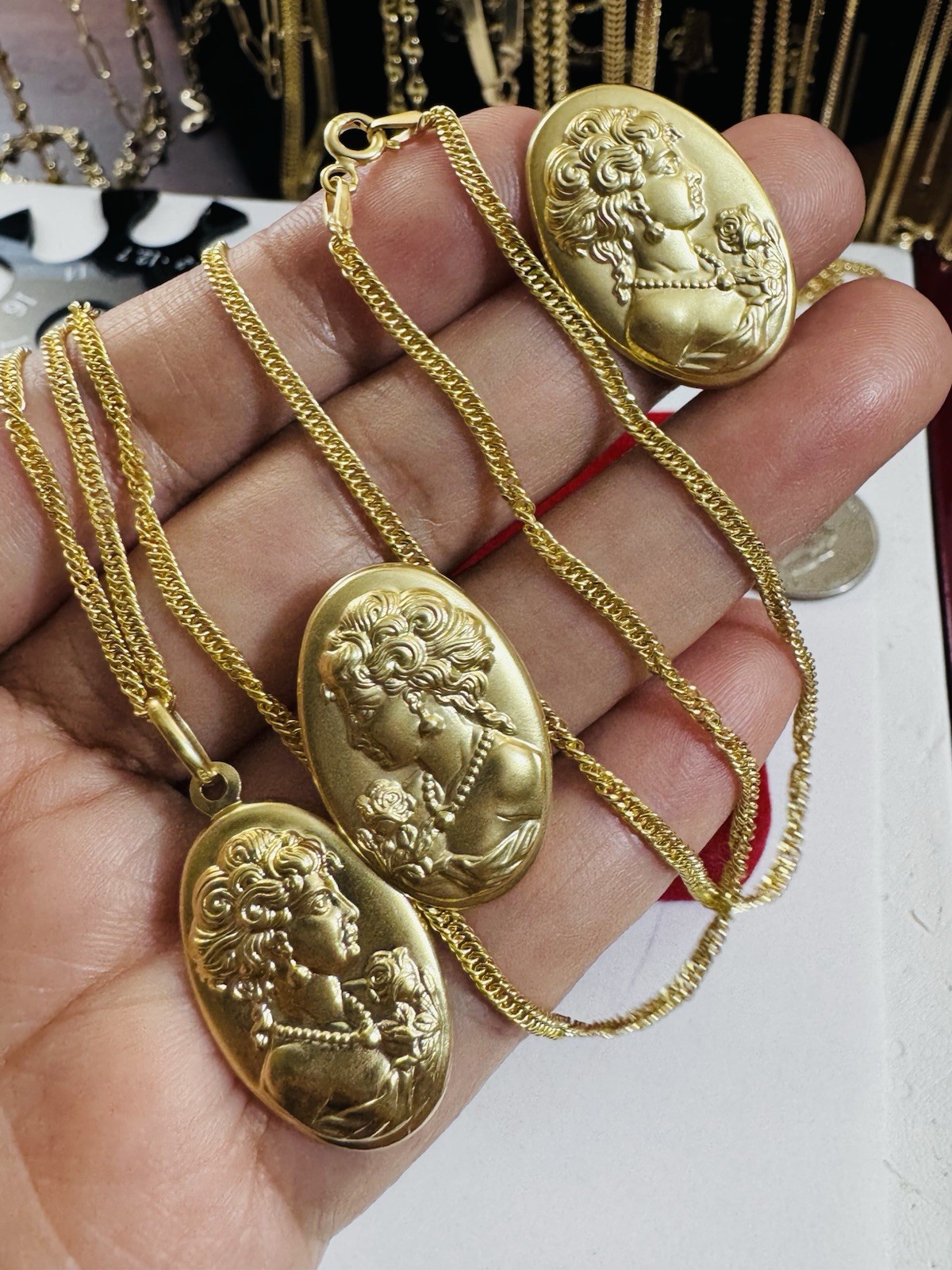 18K 750 Gold Queen ll Set WOMENS Earring Necklace 15.6/16” Long 7.2g 2.2mm