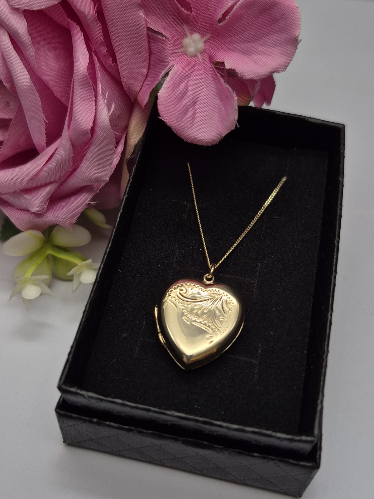 9ct Yellow Gold Vintage Heart Photo Locket & Chain. Necklace. Engraved Design.