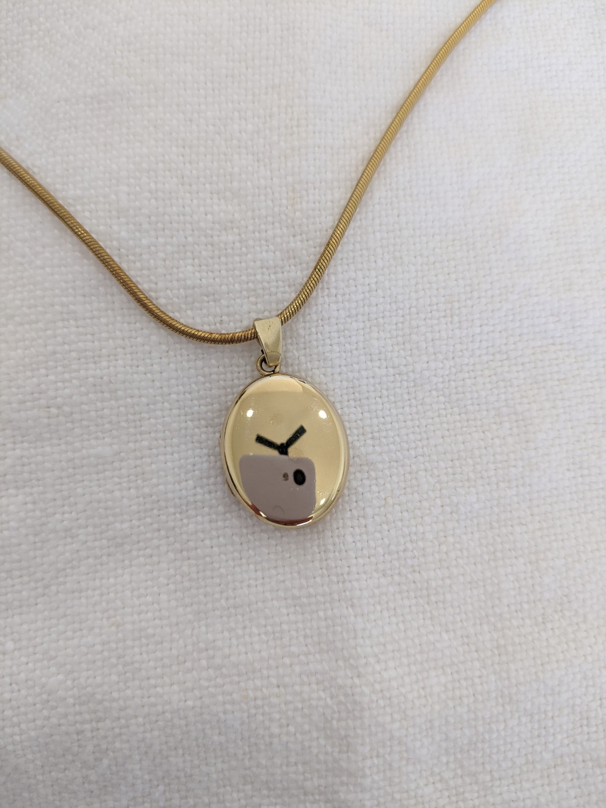 Modern Small Oval 9k Solid Yellow Gold Hallmarked Locket 3 grams