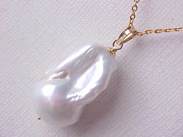 16MM X 27MM AAA BAROGUE WHITE PEARL PENDANT SOLID 18K YELLOW GOLD