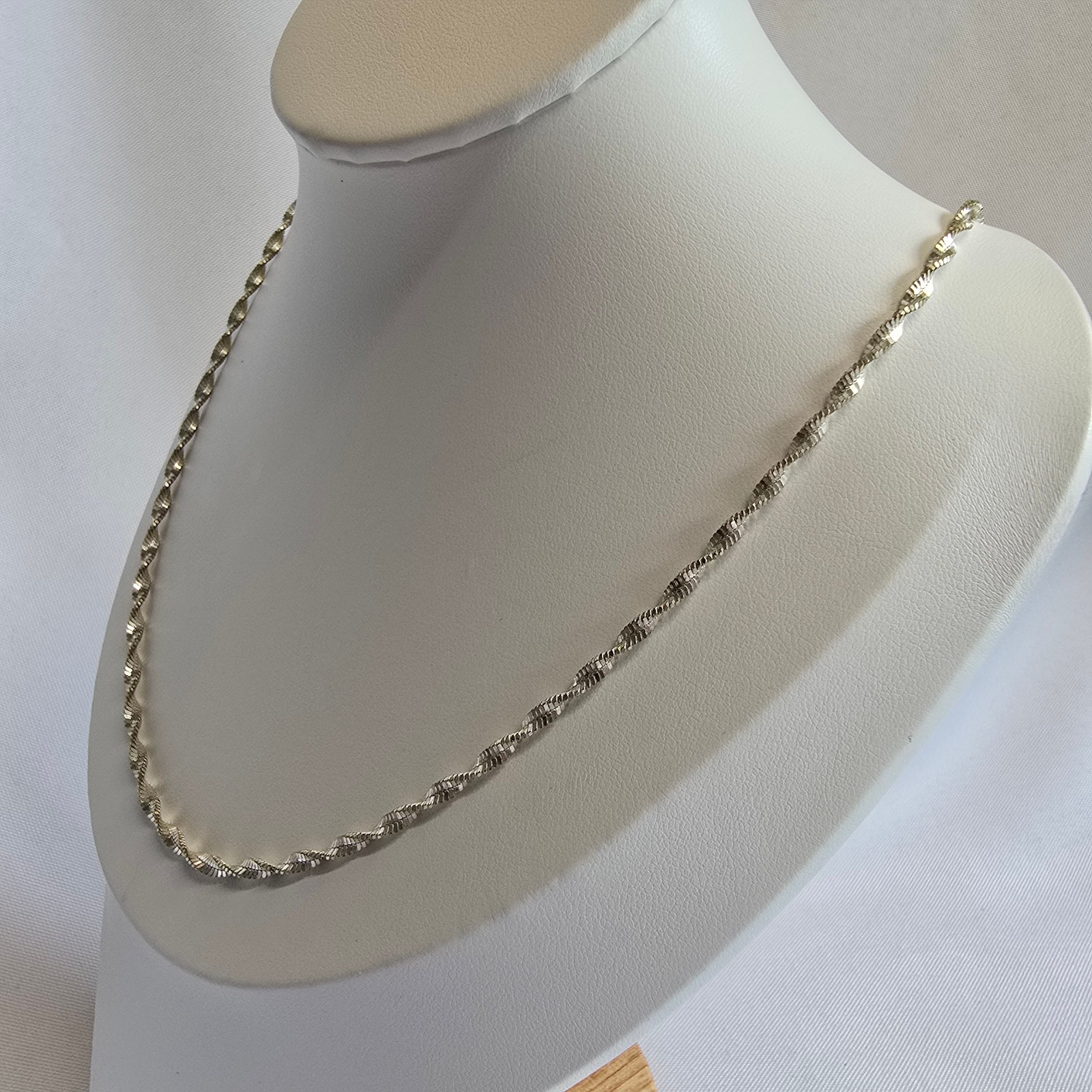 Sterling Silver Necklace 10.47g Fine Jewelry 23.5″ Singapore Chain Lobster Clasp