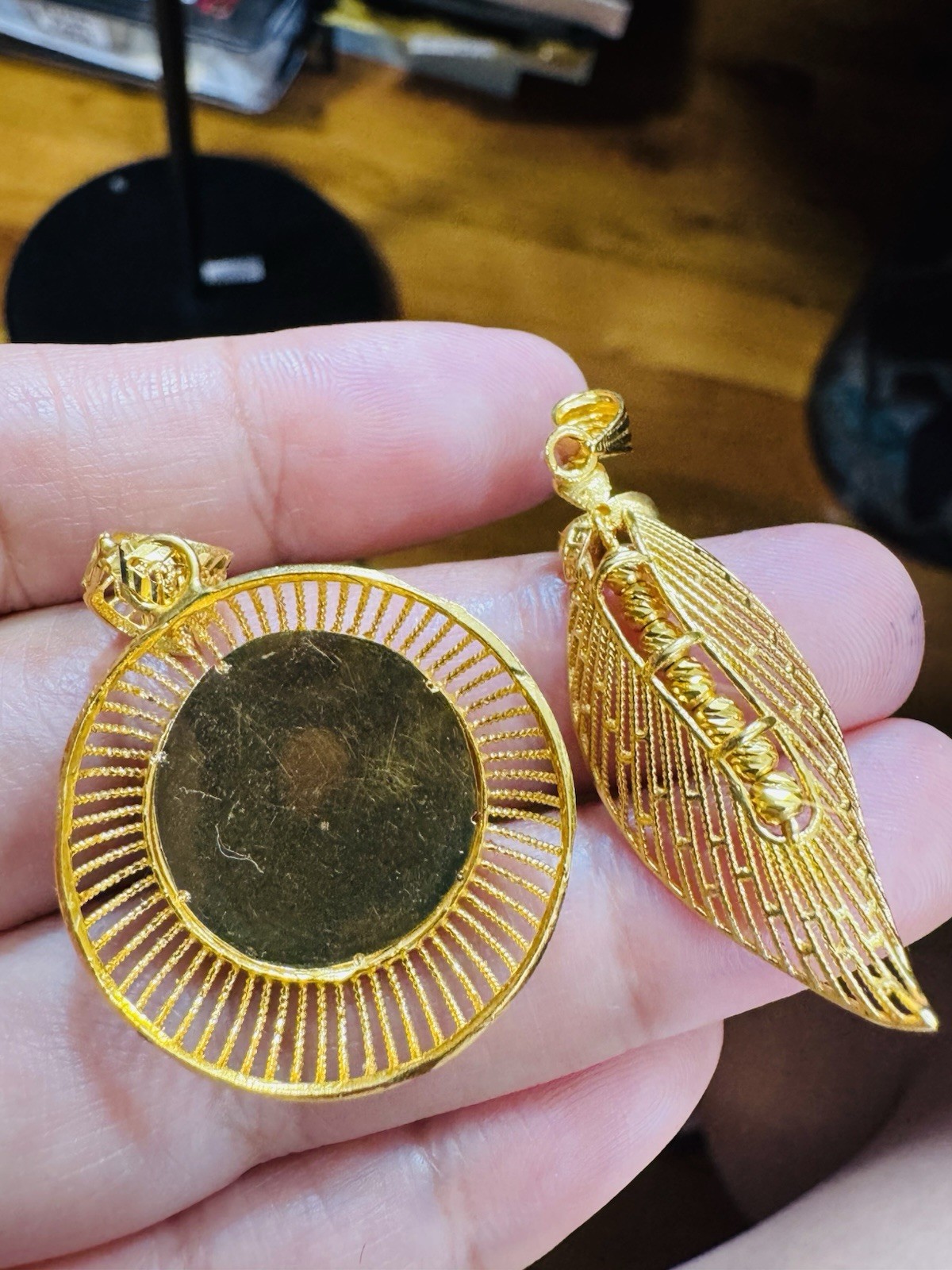 22K 916 22C Real Gold Two Set of Pendant 1 x Left Flower & 1x Round 8g