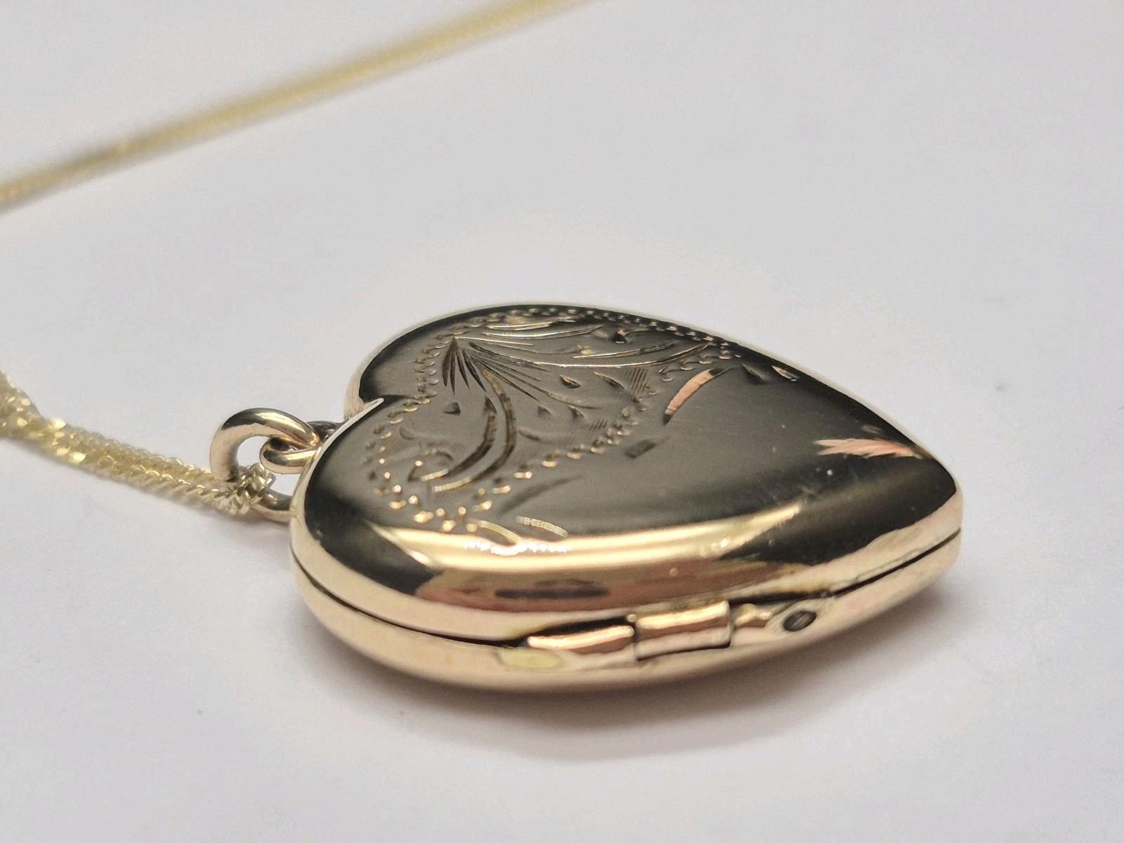 9ct Yellow Gold Vintage Heart Photo Locket & Chain. Necklace. Engraved Design.