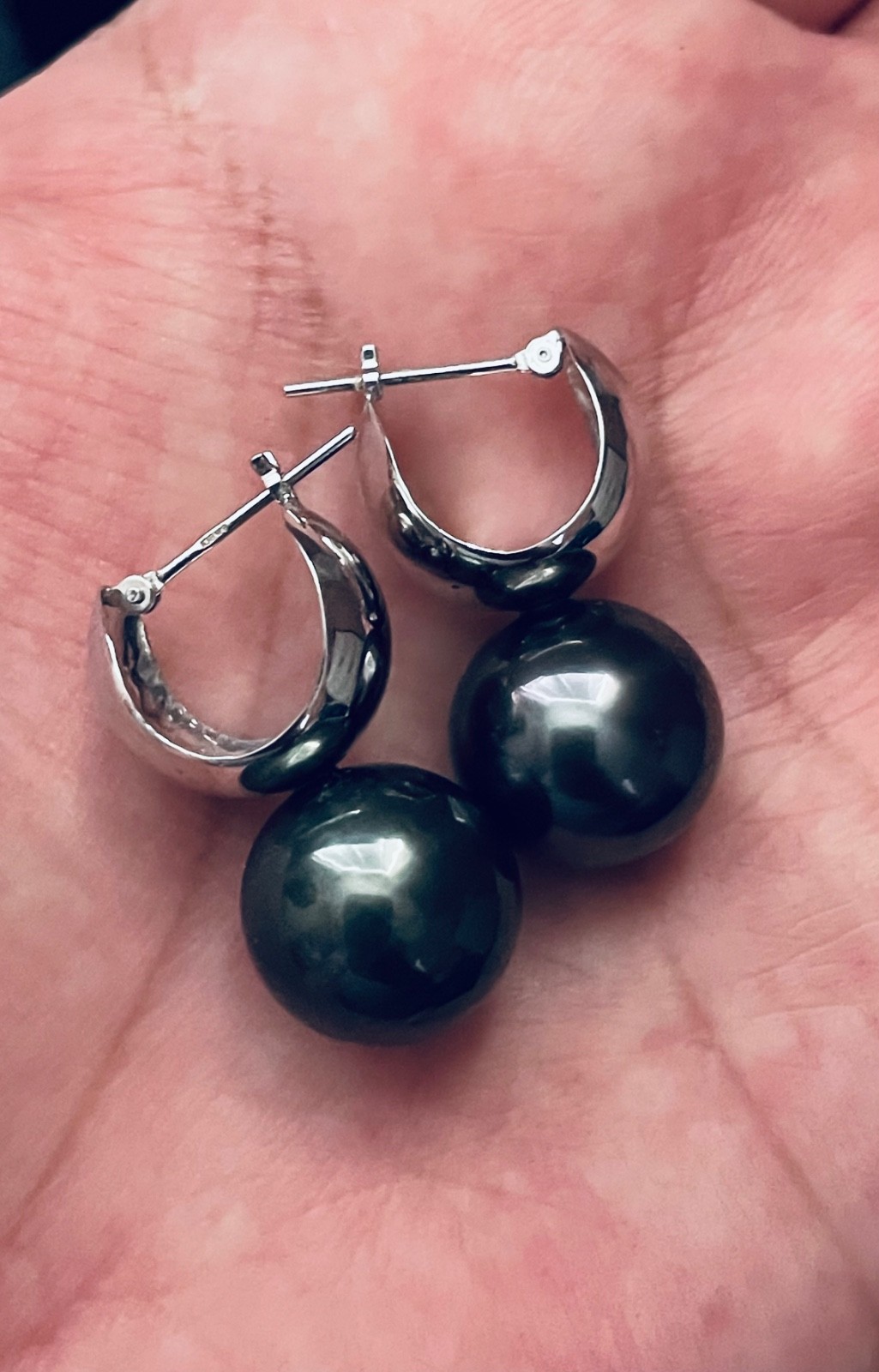Black Tahiti South Sea Pearl Necklace and Huggies Earrings in K18 Japan WG Set