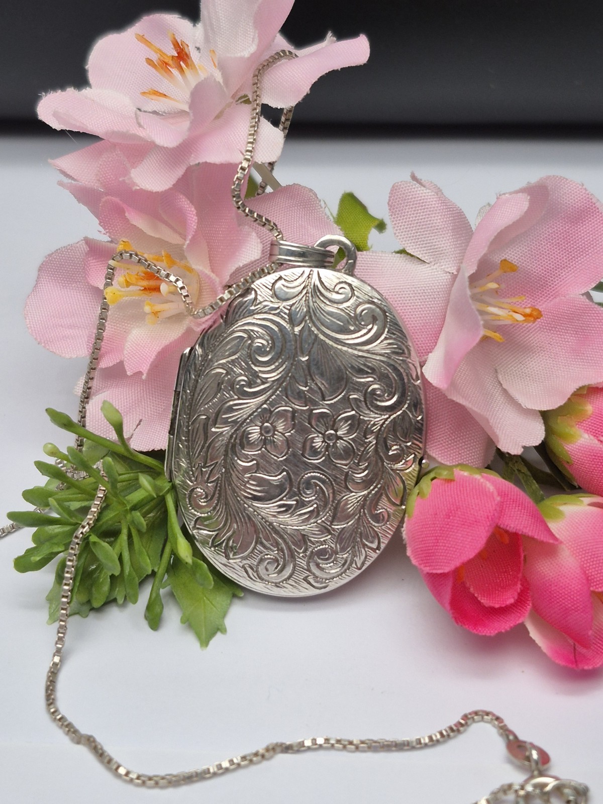 LOCKET – Sterling Silver Vintage Oval Double Photo Locket and Chain. Necklace.
