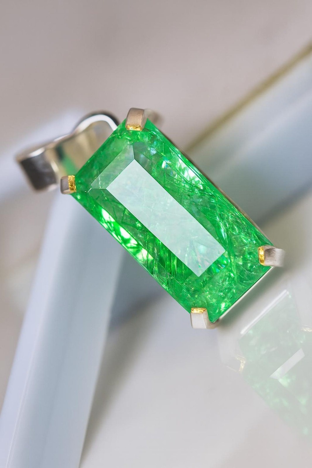 GIE Certified 25.44 Ct Natural Green Emerald 925 Silver Pendant Loose Gemstone