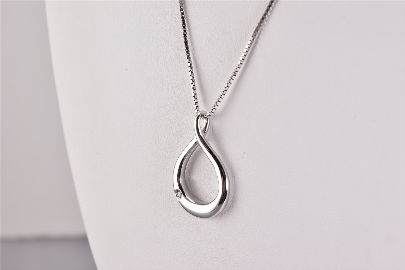 Hot Diamonds Sterling Silver 26mm x 18mm Diamond Accent Heart Pendant 18″ Chain