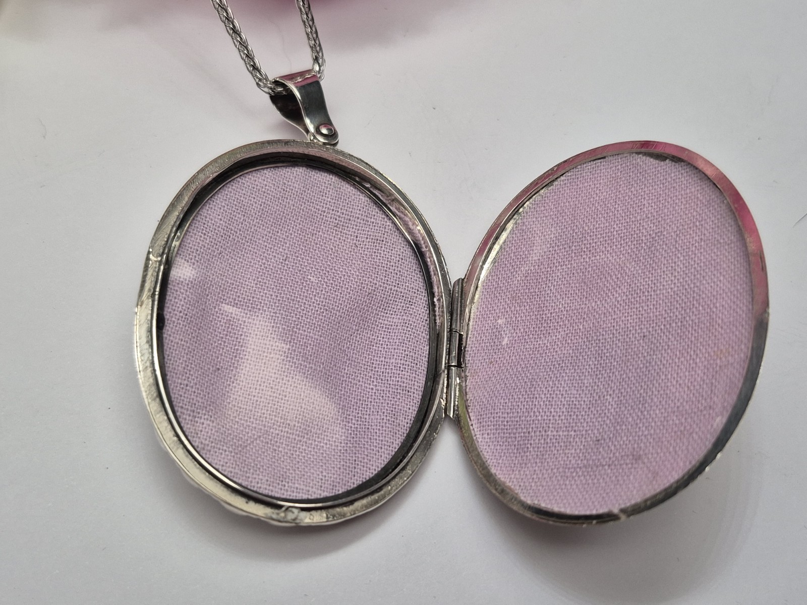 LOCKET – Large Vintage Oval Double Photo Locket/Keepsake with 30″ Chain.