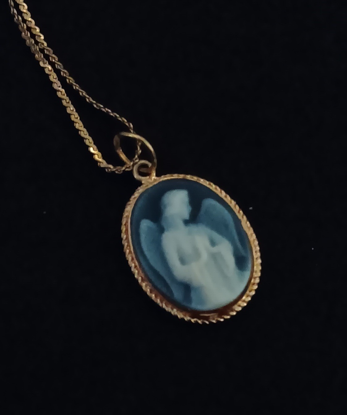 Vintage Guardian Angel Cameo pendant 14K G.F. Gold 18″ dainty chain necklace