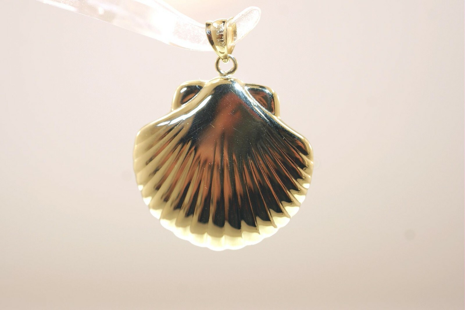 23.5MM 2-TONE 14K YELLOW GOLD DC HAWAIIAN 2-SIDED PUFF SCALLOP SEASHELL PENDANT