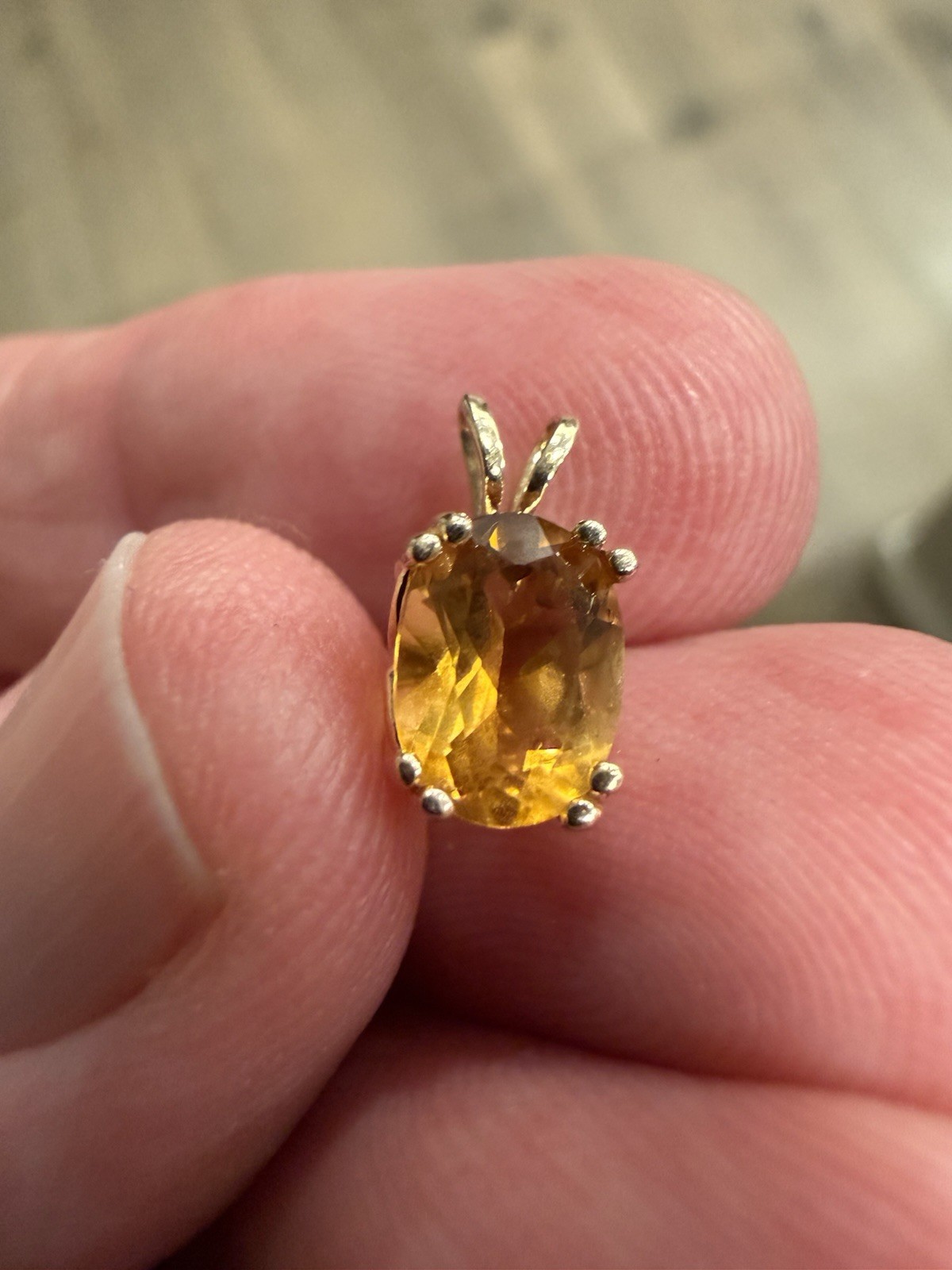 14K Yellow Gold Pendant Necklace Charm with Unknown Amber Color Stone .93g