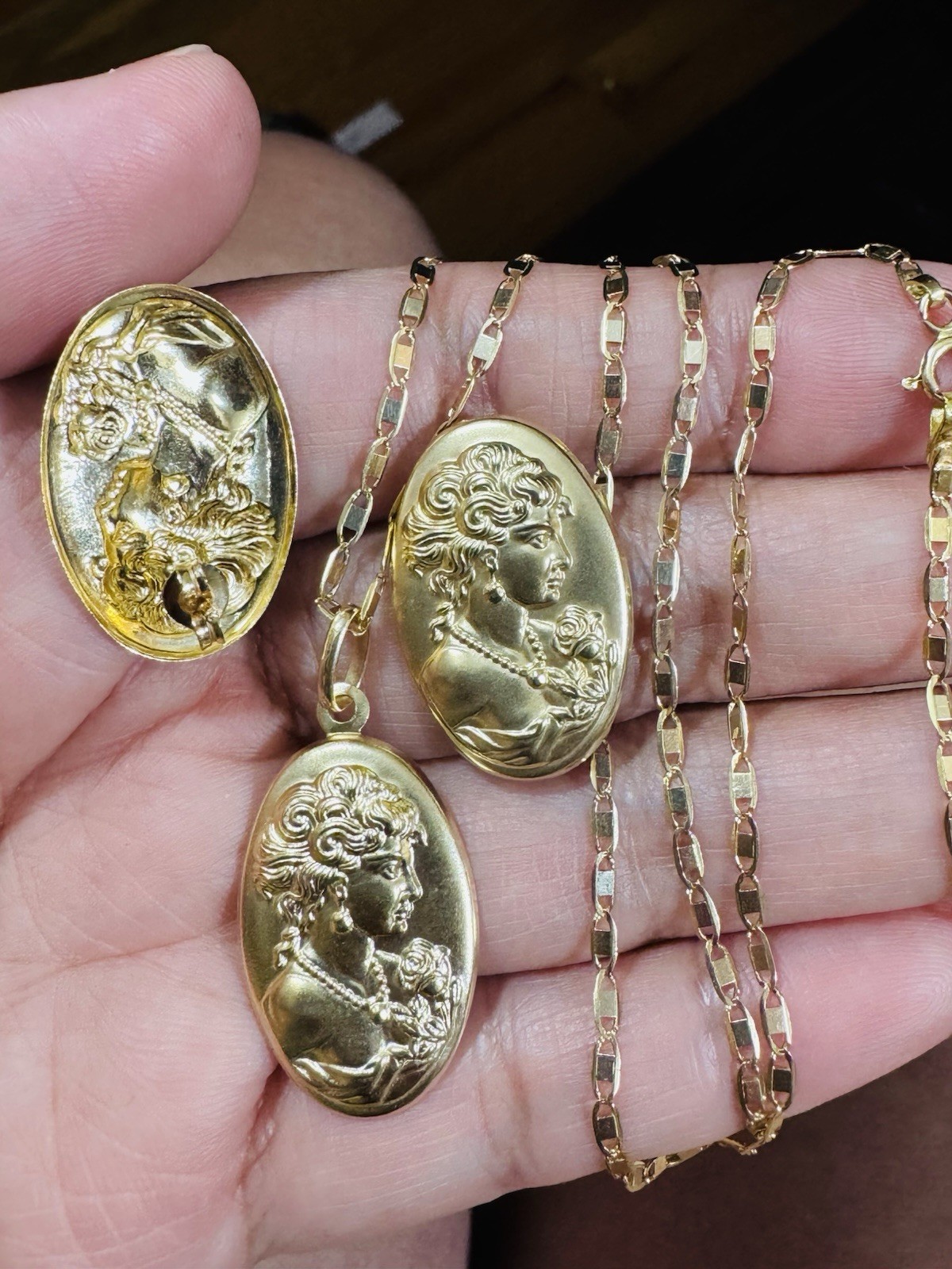 18K 750 Gold Set Queen Elizabeth Earring & Necklace 18” Long 7.6g 3mm