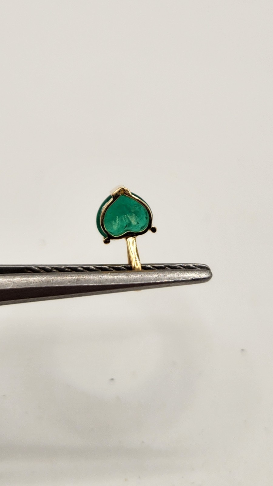 Pendiente en oro de 18k con Esmeraldas Colombianas Naturales Corazon