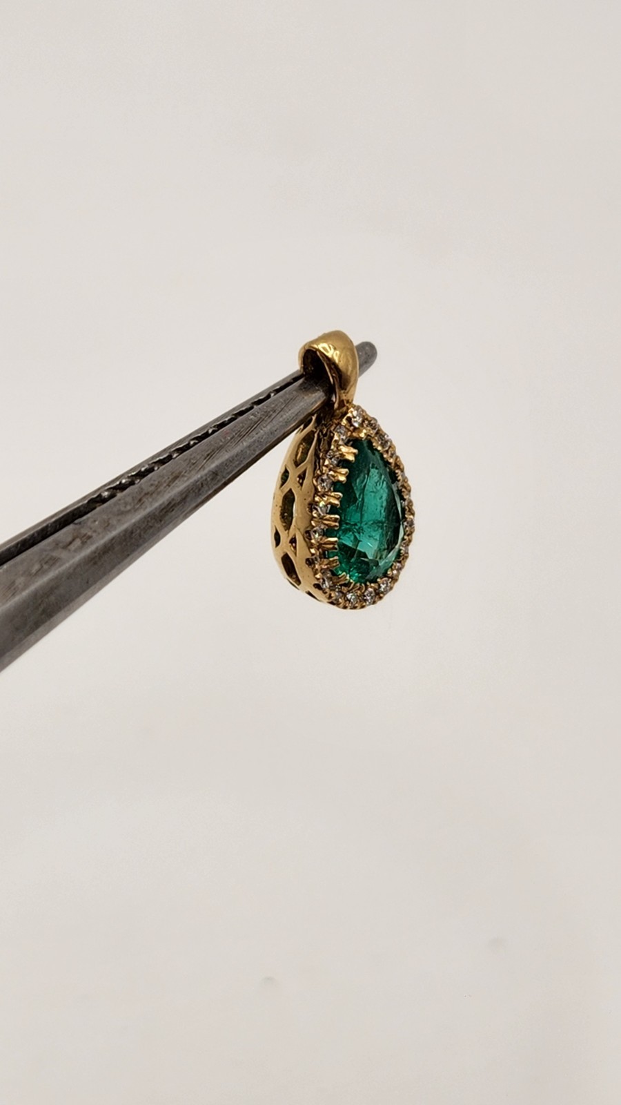 Pendiente en oro de 18k con Esmeraldas Colombianas Naturales, Diamantes Marquesa