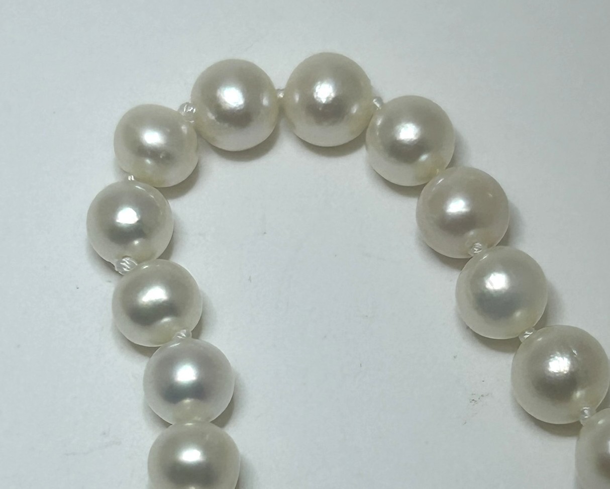 Honora White graduated Cultured Pearl Necklace.
