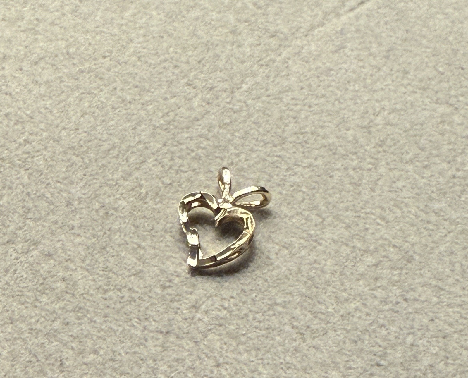 Vintage 14k Yellow Gold Diamond Cut Heart Charm Pendant 0.6g 1/2 Inch X 3/8 In