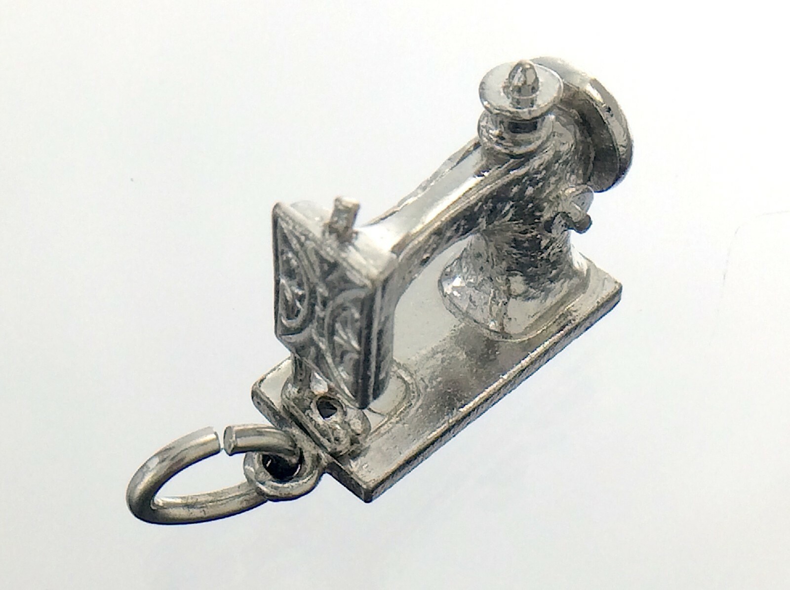EJ STG Manual Treadle Antique Sewing Machine Charm Pendant 5.1g 0.75in J681