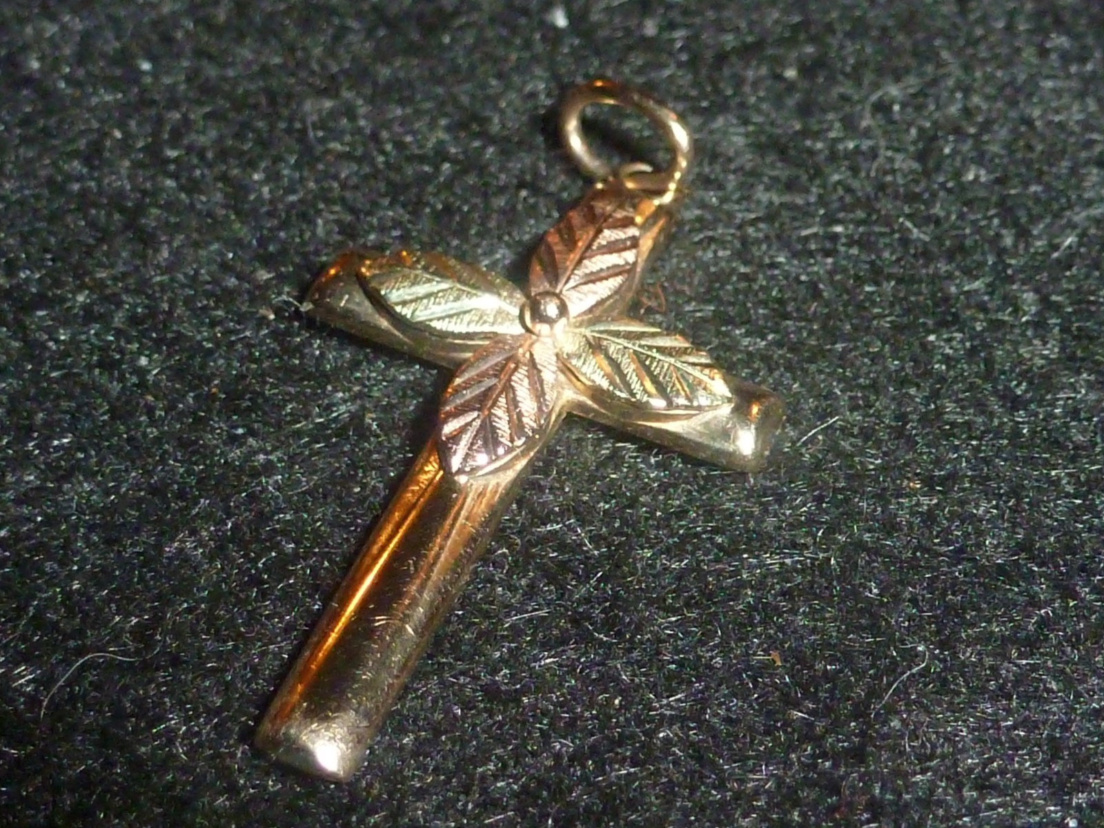 VINTAGE 10K SOLID YELLOW/ROSE/WHITE GOLD COLEMAN CO. POLISHED LEAF CROSS PENDANT