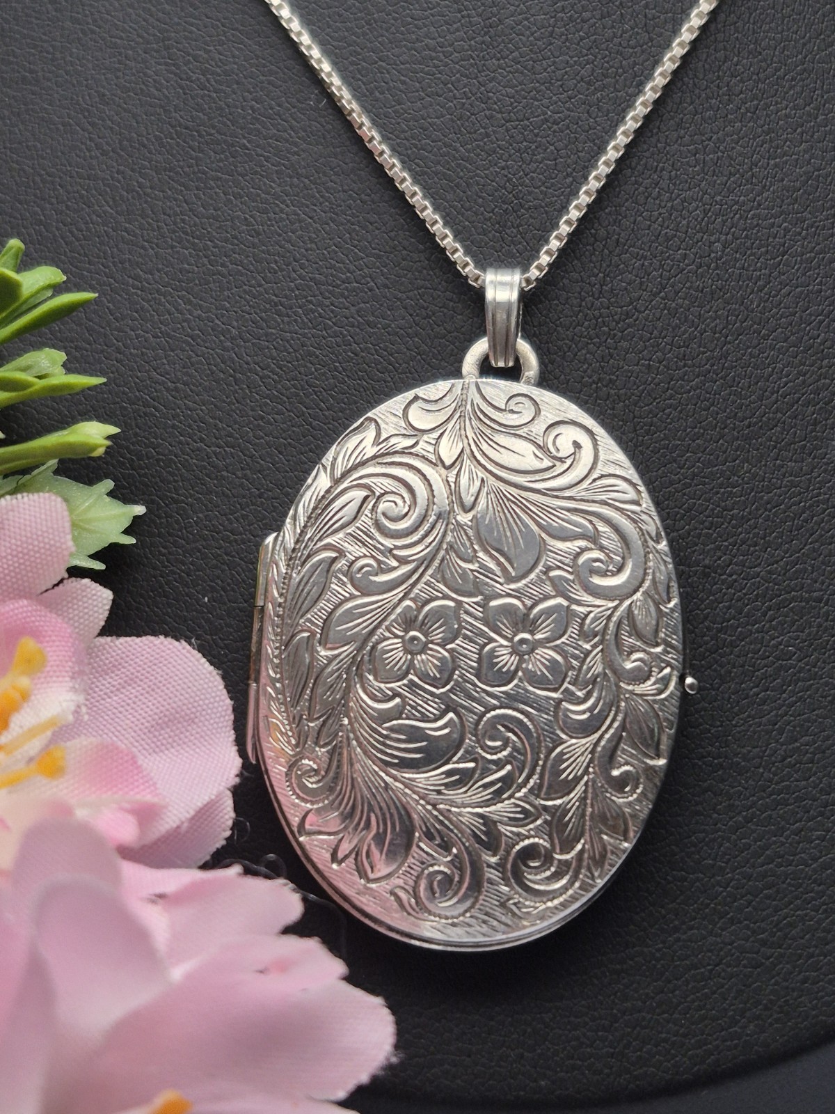 LOCKET – Sterling Silver Vintage Oval Double Photo Locket and Chain. Necklace.