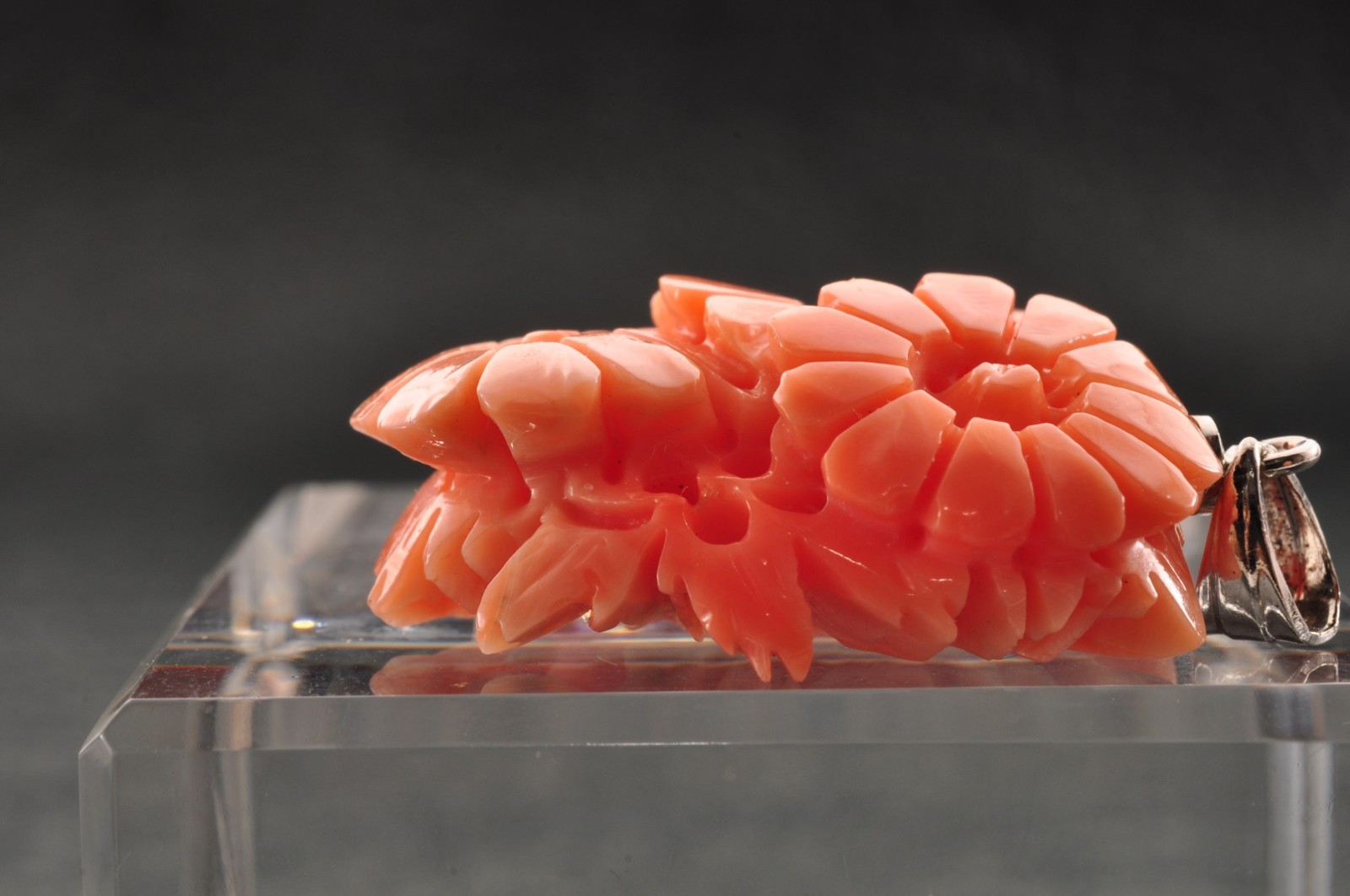 Certification Salmon pink coral pendant top carved Floral pattern (26mm, 31.0ct)